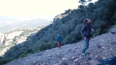 İspanya 'nın Barcelona yakınlarındaki dağlara tırmanmaya giden iki bayan arkadaş. Kadınlar dışarı tırmanıyor. Yüksek kalite 4k görüntü