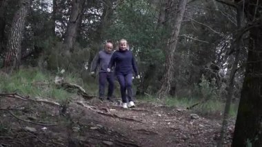Barcelona yakınlarındaki dağlarda yürüyüş yapan yaşlı çift. Yüksek kalite 4k görüntü
