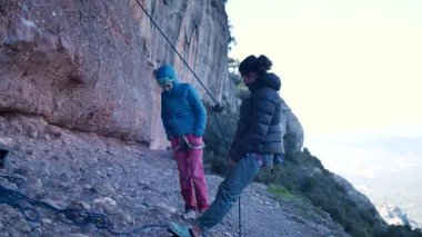 İspanya 'nın Barcelona yakınlarındaki dağlara tırmanmaya giden iki bayan arkadaş. Kadınlar dışarı tırmanıyor. Yüksek kalite 4k görüntü
