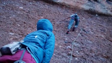 İspanya 'nın Barcelona yakınlarındaki dağlara tırmanmaya giden iki bayan arkadaş. Kadınlar dışarı tırmanıyor. Yüksek kalite 4k görüntü