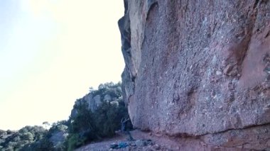İspanya 'nın Barcelona yakınlarındaki dağlara tırmanmaya giden iki bayan arkadaş. Kadınlar dışarı tırmanıyor. Yüksek kalite 4k görüntü