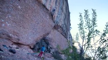 İspanya 'nın Barcelona yakınlarındaki dağlara tırmanmaya giden iki bayan arkadaş. Kadınlar dışarı tırmanıyor. Yüksek kalite 4k görüntü