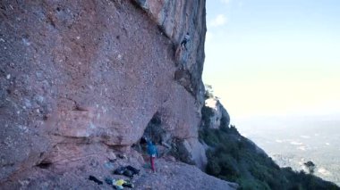 İspanya 'nın Barcelona yakınlarındaki dağlara tırmanmaya giden iki bayan arkadaş. Kadınlar dışarı tırmanıyor. Yüksek kalite 4k görüntü