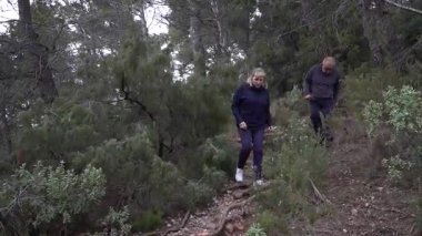 Barcelona yakınlarındaki dağlarda yürüyüş yapan yaşlı çift. Yüksek kalite 4k görüntü