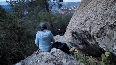 Arkadaşlar Siurana 'ya tırmanıyor ve günü dışarıda geçiriyorlar. Yüksek kalite 4k görüntü