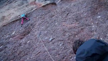 İspanya 'nın Barcelona yakınlarındaki dağlara tırmanmaya giden iki bayan arkadaş. Kadınlar dışarı tırmanıyor. Yüksek kalite 4k görüntü