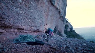 Dişi arkadaşlar gerçek kayaya tırmanıyorlar. Yüksek kalite 4k görüntü