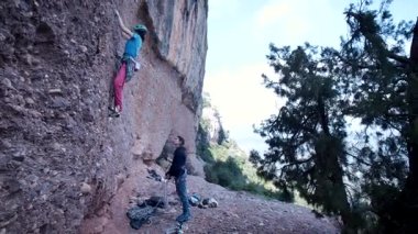 İspanya 'nın Barcelona yakınlarındaki dağlara tırmanmaya giden iki bayan arkadaş. Kadınlar dışarı tırmanıyor. Yüksek kalite 4k görüntü
