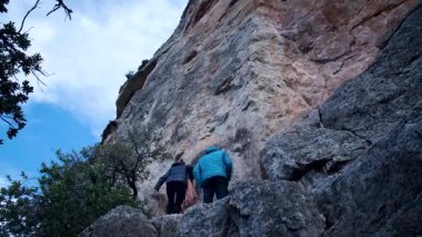 Arkadaşlar Siurana 'ya tırmanıyor ve günü dışarıda geçiriyorlar. Yüksek kalite 4k görüntü