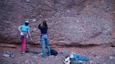 İspanya 'nın Barcelona yakınlarındaki dağlara tırmanmaya giden iki bayan arkadaş. Kadınlar dışarı tırmanıyor. Yüksek kalite 4k görüntü