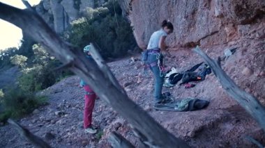 İspanya 'nın Barcelona yakınlarındaki dağlara tırmanmaya giden iki bayan arkadaş. Kadınlar dışarı tırmanıyor. Yüksek kalite 4k görüntü