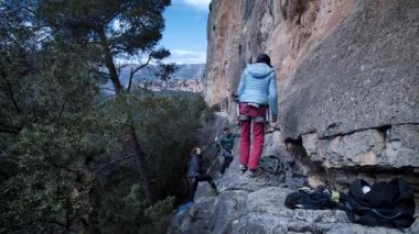 Arkadaşlar Siurana 'ya tırmanıyor ve günü dışarıda geçiriyorlar. Yüksek kalite 4k görüntü