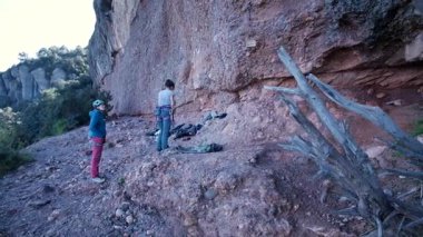 İspanya 'nın Barcelona yakınlarındaki dağlara tırmanmaya giden iki bayan arkadaş. Kadınlar dışarı tırmanıyor. Yüksek kalite 4k görüntü