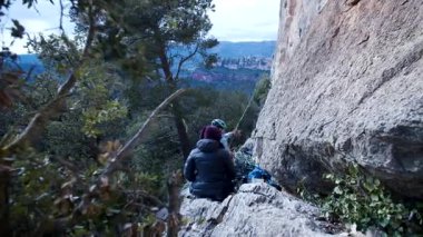 Arkadaşlar Siurana 'ya tırmanıyor ve günü dışarıda geçiriyorlar. Yüksek kalite 4k görüntü