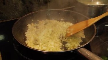 Ev hanımı evde balık güveci pişiriyor. Yüksek kalite 4k görüntü