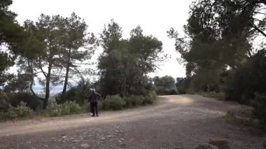Barcelona yakınlarındaki dağlarda yürüyüş yapan yaşlı çift. Yüksek kalite 4k görüntü