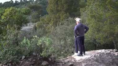 Barcelona yakınlarındaki dağlarda yürüyüş yapan yaşlı çift. Yüksek kalite 4k görüntü