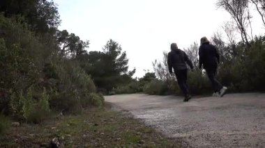Barcelona yakınlarındaki dağlarda yürüyüş yapan yaşlı çift. Yüksek kalite 4k görüntü