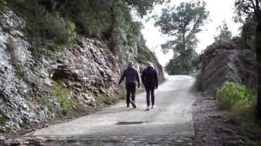 Barcelona yakınlarındaki dağlarda yürüyüş yapan yaşlı çift. Yüksek kalite 4k görüntü