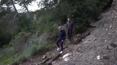 Barcelona yakınlarındaki dağlarda yürüyüş yapan yaşlı çift. Yüksek kalite 4k görüntü