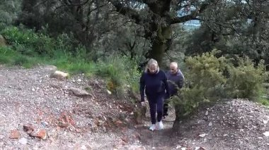Barcelona yakınlarındaki dağlarda yürüyüş yapan yaşlı çift. Yüksek kalite 4k görüntü