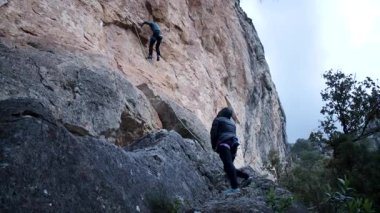 Arkadaşlar Siurana 'ya tırmanıyor ve günü dışarıda geçiriyorlar. Yüksek kalite 4k görüntü