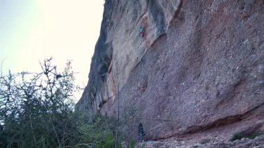 İspanya 'nın Barcelona yakınlarındaki dağlara tırmanmaya giden iki bayan arkadaş. Kadınlar dışarı tırmanıyor. Yüksek kalite 4k görüntü