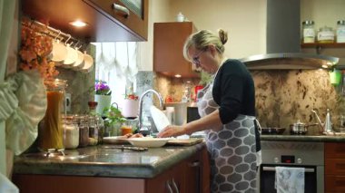 Ev hanımı evde balık güveci pişiriyor. Yüksek kalite 4k görüntü