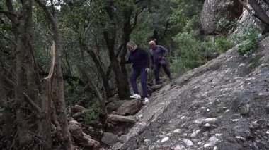 Barcelona yakınlarındaki dağlarda yürüyüş yapan yaşlı çift. Yüksek kalite 4k görüntü