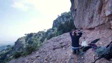 İspanya 'nın Barcelona yakınlarındaki dağlara tırmanmaya giden iki bayan arkadaş. Kadınlar dışarı tırmanıyor. Yüksek kalite 4k görüntü
