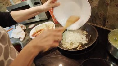 Ev hanımı evde balık güveci pişiriyor. Yüksek kalite 4k görüntü