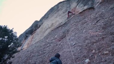 İspanya 'nın Barcelona yakınlarındaki dağlara tırmanmaya giden iki bayan arkadaş. Kadınlar dışarı tırmanıyor. Yüksek kalite 4k görüntü