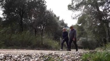 Barcelona yakınlarındaki dağlarda yürüyüş yapan yaşlı çift. Yüksek kalite 4k görüntü