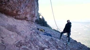 İspanya 'nın Barcelona yakınlarındaki dağlara tırmanmaya giden iki bayan arkadaş. Kadınlar dışarı tırmanıyor. Yüksek kalite 4k görüntü