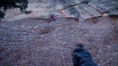 İspanya 'nın Barcelona yakınlarındaki dağlara tırmanmaya giden iki bayan arkadaş. Kadınlar dışarı tırmanıyor. Yüksek kalite 4k görüntü