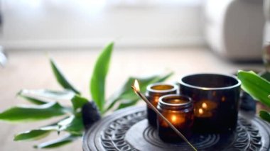 Tütsü çubuklarını sigara ve mumlarla, meditasyon ve sağlık merkezleriyle yakın.