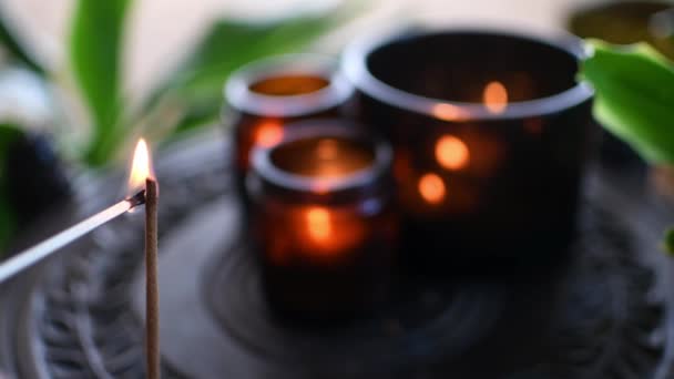 Close-up de queima de paus de incenso com fumaça e velas, meditação e saúde Home Spa — Vídeo de Stock