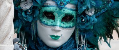 Geleneksel Venedik Karnavalı 'nda (Carnevale di Venezia) geleneksel maskeli ve kostümlü Reveller. Venedik, Veneto, İtalya, Avrupa 