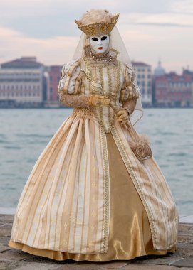 Geleneksel Venedik Karnavalı 'nda (Carnevale di Venezia) geleneksel maskeli ve kostümlü Reveller. Venedik, Veneto, İtalya, Avrupa 
