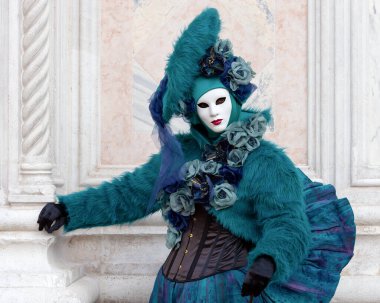 Geleneksel Venedik Karnavalı 'nda (Carnevale di Venezia) geleneksel maskeli ve kostümlü Reveller. Venedik, Veneto, İtalya, Avrupa 