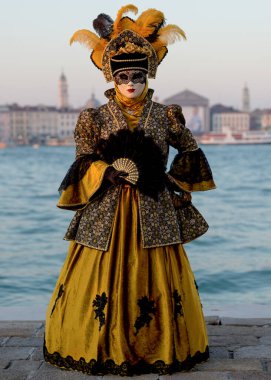 Geleneksel Venedik Karnavalı 'nda (Carnevale di Venezia) geleneksel maskeli ve kostümlü Reveller. Venedik, Veneto, İtalya, Avrupa 