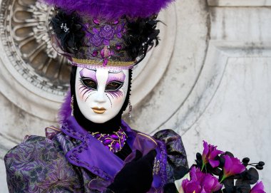 Geleneksel Venedik Karnavalı 'nda (Carnevale di Venezia) geleneksel maskeli ve kostümlü Reveller. Venedik, Veneto, İtalya, Avrupa 