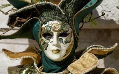 Geleneksel Venedik Karnavalı 'nda (Carnevale di Venezia) geleneksel maskeli ve kostümlü Reveller. Venedik, Veneto, İtalya, Avrupa 