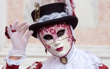 Geleneksel Venedik Karnavalı 'nda (Carnevale di Venezia) geleneksel maskeli ve kostümlü Reveller. Venedik, Veneto, İtalya, Avrupa 