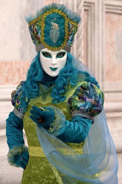 Reveller Tradycyjnej Masce Kostiumie Dorocznym Karnawale Wenecji Carnevale Venezia Wenecja — Zdjęcie stockowe