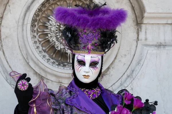 Reveller Tradycyjnej Masce Kostiumie Dorocznym Karnawale Wenecji Carnevale Venezia Wenecja — Zdjęcie stockowe