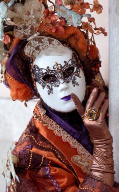 Geleneksel Venedik Karnavalı 'nda (Carnevale di Venezia) geleneksel maskeli ve kostümlü Reveller. Venedik, Veneto, İtalya, Avrupa 