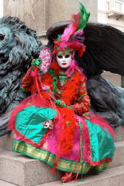 Geleneksel Venedik Karnavalı 'nda (Carnevale di Venezia) geleneksel maskeli ve kostümlü Reveller. Venedik, Veneto, İtalya, Avrupa 