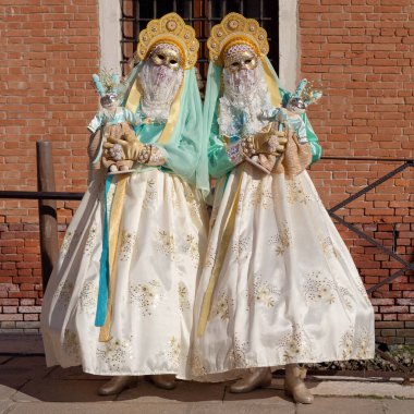 Geleneksel Venedik Karnavalı 'nda (Carnevale di Venezia) geleneksel maskeli ve kostümlü Reveller. Venedik, Veneto, İtalya, Avrupa 