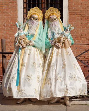 Geleneksel Venedik Karnavalı 'nda (Carnevale di Venezia) geleneksel maskeli ve kostümlü Reveller. Venedik, Veneto, İtalya, Avrupa 